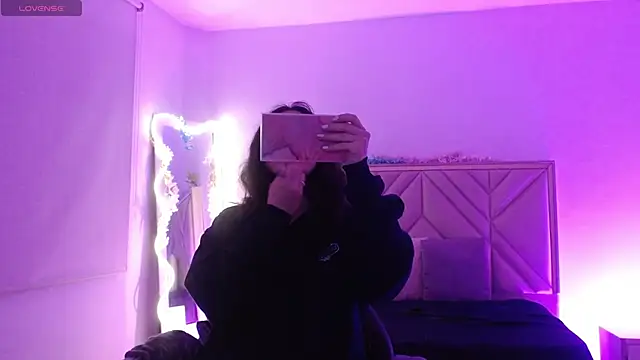 Ixchel tay online show from 11-16-25, 03:33