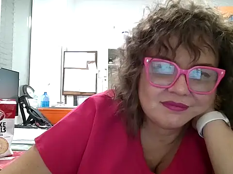 Snapshot of roxy863086 chatting on 10-06-25, 07:47 roxy863086 online show from 10-06-25, 07:47