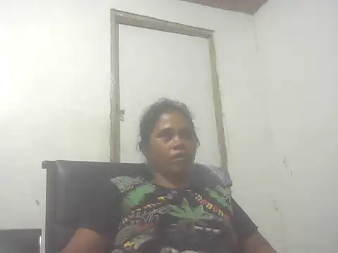 Snapshot of Hotmommax chatting on 09-27-25, 12:44 Hotmommax online show from 09-27-25, 12:44