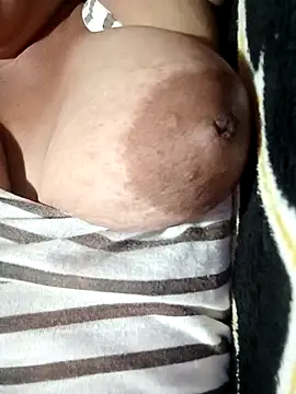 Snapshot of Hotmommax chatting on 11-27-25, 06:30 Hotmommax online show from 11-27-25, 06:30