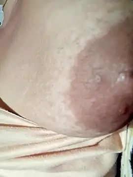 Hotmommax online show from 10-31-25, 07:43