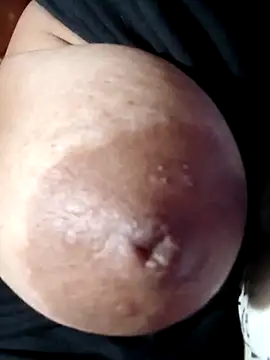 Snapshot of Hotmommax chatting on 02-21-26, 08:00 Hotmommax online show from 02-21-26, 08:00