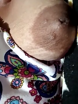 Snapshot of Hotmommax chatting on 12-05-25, 07:23 Hotmommax online show from 12-05-25, 07:23