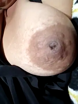 Snapshot of Hotmommax chatting on 02-13-26, 08:20 Hotmommax online show from 02-13-26, 08:20