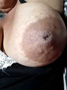 Snapshot of Hotmommax chatting on 02-24-26, 08:21 Hotmommax online show from 02-24-26, 08:21