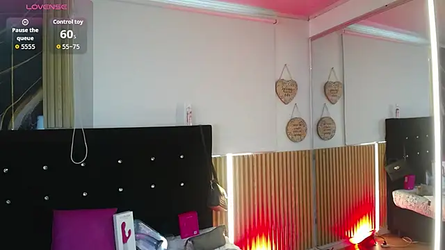 Snapshot of chloe__Jones_ chatting on 04-10-26, 01:07 chloe Jones online show from 04-10-26, 01:07