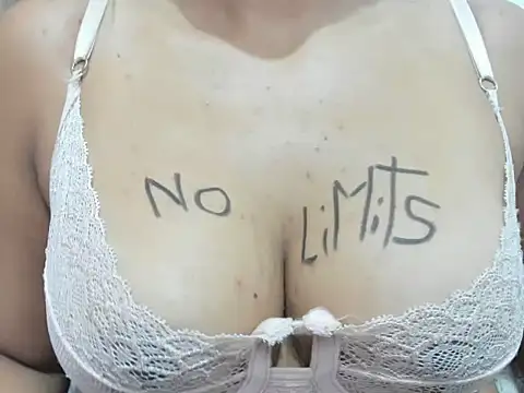 Snapshot of Valentinahot7 chatting on 10-23-25, 03:21 Valentinahot7 online show from 10-23-25, 03:21