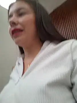 Snapshot of EmmaValencia_ chatting on 05-29-26, 04:24 EmmaValencia online show from 05-29-26, 04:24