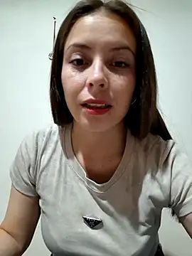 Snapshot of EmmaValencia_ chatting on 10-21-25, 04:45 EmmaValencia online show from 10-21-25, 04:45