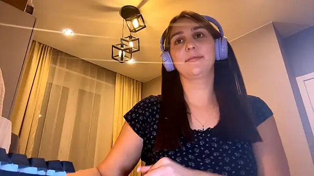 Snapshot of RoseRossi chatting on 10-10-25, 10:05 RoseRossi online show from 10-10-25, 10:05