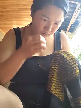Snapshot of linhmiucute chatting on 10-18-25, 04:14 linhmiucute online show from 10-18-25, 04:14
