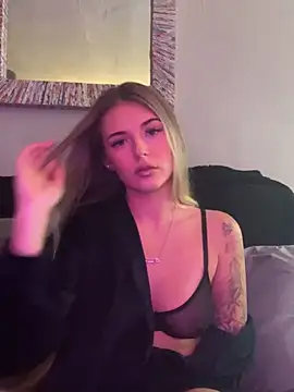 Snapshot of EllieEllxx chatting on 10-10-25, 09:54 EllieEllxx online show from 10-10-25, 09:54