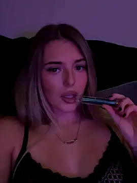 Snapshot of EllieEllxx chatting on 10-12-25, 08:21 EllieEllxx online show from 10-12-25, 08:21