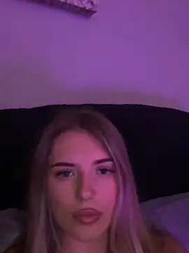 Snapshot of EllieEllxx chatting on 10-18-25, 07:27 EllieEllxx online show from 10-18-25, 07:27