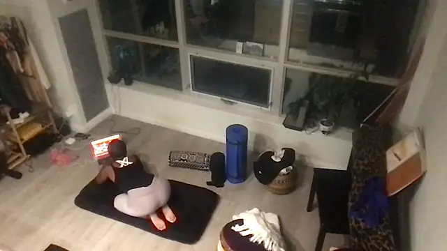 Snapshot of tia___fox chatting on 10-28-25, 03:51 tia   fox online show from 10-28-25, 03:51