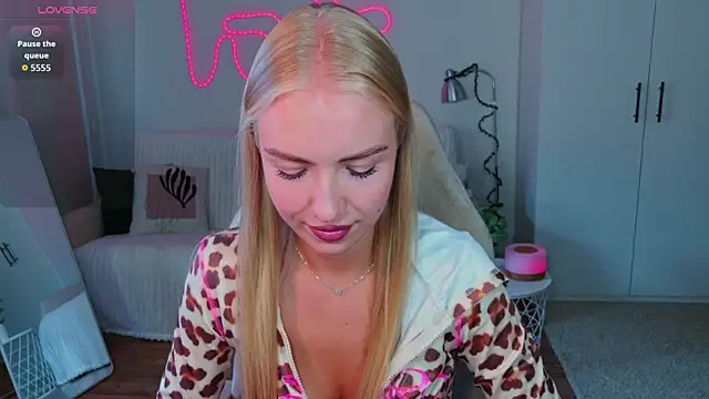 Snapshot of TessaGrays chatting on 07-31-26, 02:26 TessaGrays online show from 07-31-26, 02:26