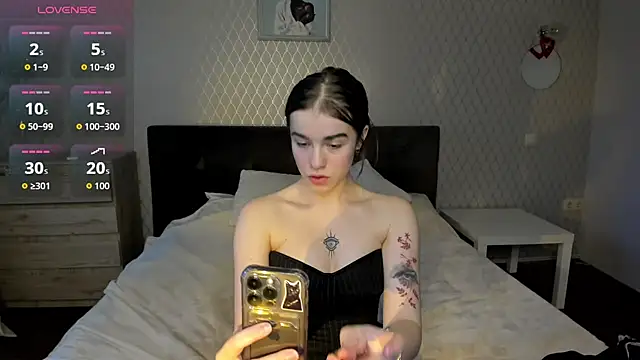 Snapshot of ShellyMoon_ chatting on 10-11-25, 02:51 ShellyMoon  online show from 10-11-25, 02:51