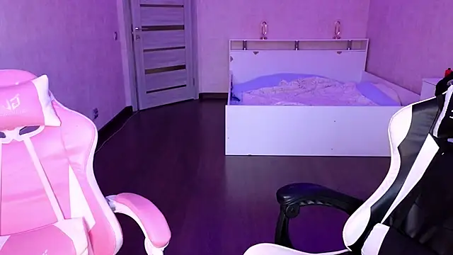 stefany and bettany online show from 10-31-25, 01:52