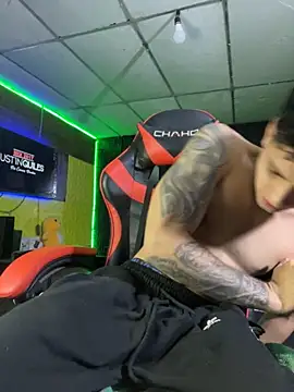 Snapshot of alessandro290 chatting on 11-14-25, 07:28 alessandro290 online show from 11-14-25, 07:28