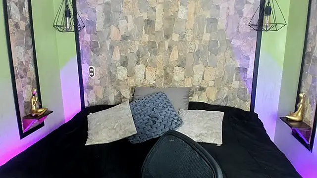 uyukie online show from 10-20-25, 01:11