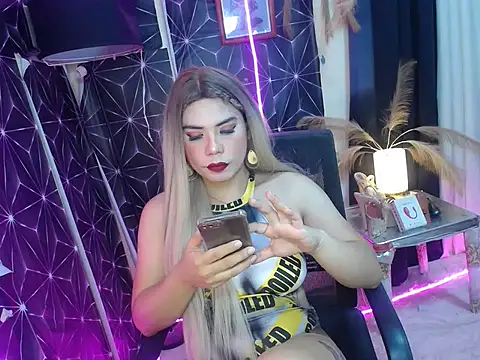 Snapshot of Kylaanne chatting on 05-19-26, 01:56 Kylaanne online show from 05-19-26, 01:56