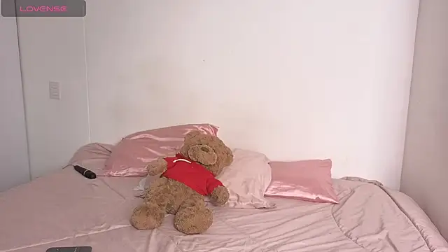 Snapshot of peach_heart chatting on 10-28-25, 03:22 peach heart online show from 10-28-25, 03:22