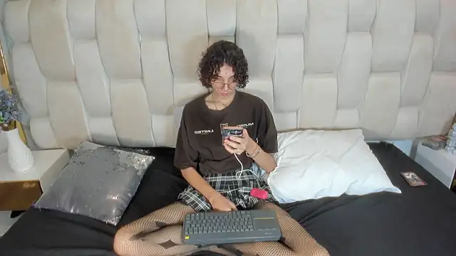 Snapshot of Scaarlett_22_ chatting on 02-10-26, 04:11 Scaarlett 22 online show from 02-10-26, 04:11