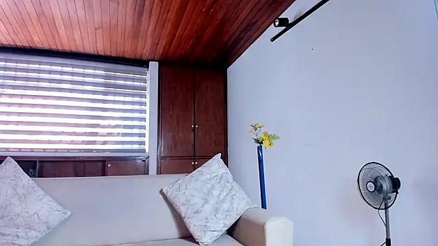 Snapshot of VenusCooper chatting on 01-17-26, 07:28 VenusCooper online show from 01-17-26, 07:28