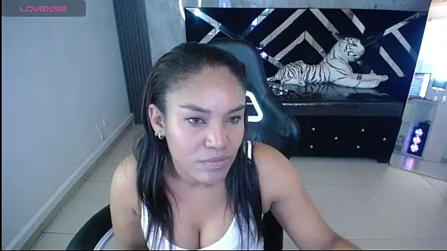 Snapshot of kamala_a chatting on 10-10-25, 03:40 kamala a online show from 10-10-25, 03:40