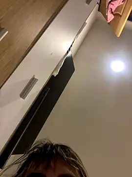 Zoe riivas online show from 10-24-25, 10:25