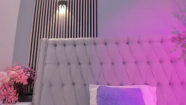 Xiomara Stwart online show from 12-18-25, 03:55