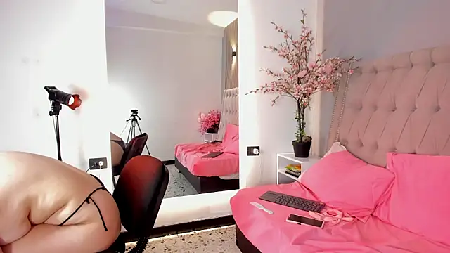 Xiomara Stwart online show from 11-30-25, 07:42