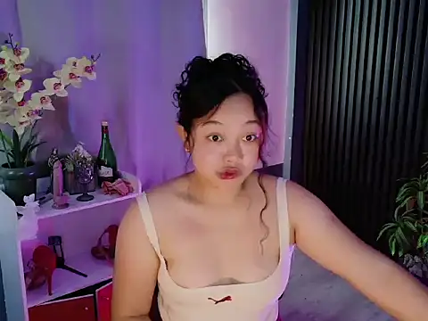 Snapshot of UrFavouriteCravings chatting on 02-17-26, 02:20 UrFavouriteCravings online show from 02-17-26, 02:20