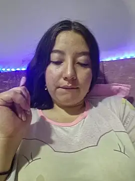 Snapshot of annyaparis chatting on 12-21-25, 12:57 annyaparis online show from 12-21-25, 12:57