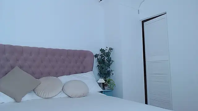 Naughty kittyy1 online show from 10-16-25, 07:27