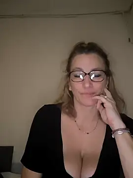 Fifi83Bell online show from 11-21-25, 09:36