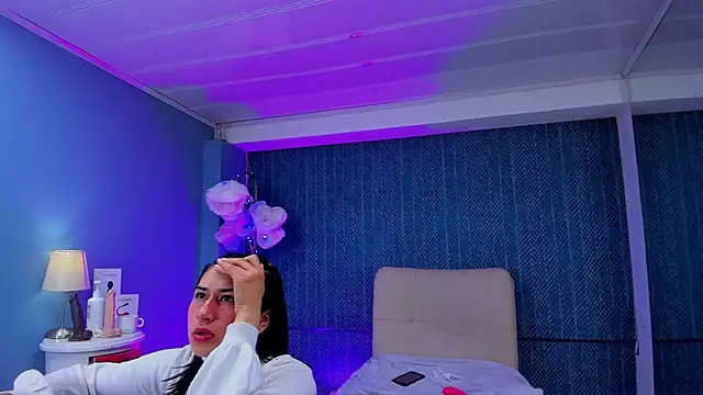 LeaMoreau22 online show from 12-19-25, 12:07