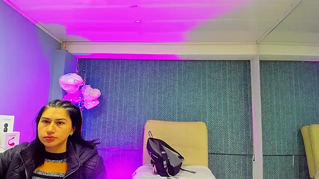 LeaMoreau22 online show from 12-21-25, 01:02