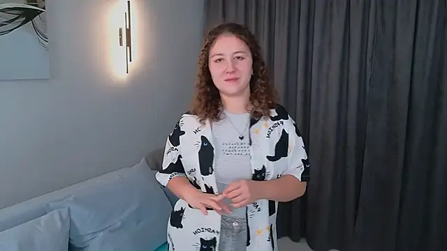 Snapshot of BrendaScot chatting on 10-21-25, 01:54 BrendaScot online show from 10-21-25, 01:54