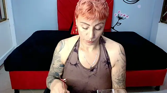Snapshot of Charlotte__Gray chatting on 10-17-25, 12:18 Charlotte Gray online show from 10-17-25, 12:18