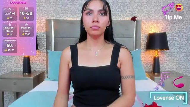 Snapshot of KoralBlum chatting on 12-18-25, 01:22 KoralBlum online show from 12-18-25, 01:22