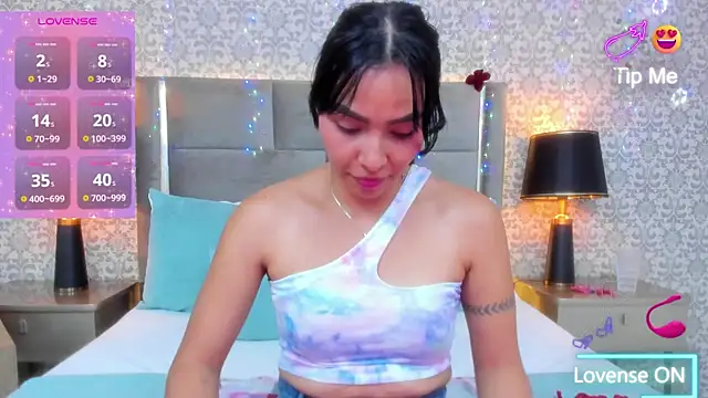 Snapshot of KoralBlum chatting on 12-21-25, 01:41 KoralBlum online show from 12-21-25, 01:41