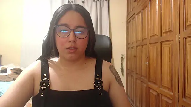 Snapshot of Venus_cat_ chatting on 06-23-26, 01:36 Venus cat online show from 06-23-26, 01:36