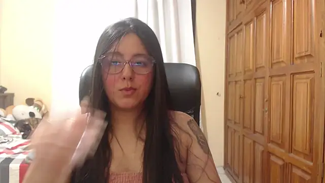 Snapshot of Venus_cat_ chatting on 07-18-26, 04:21 Venus cat online show from 07-18-26, 04:21