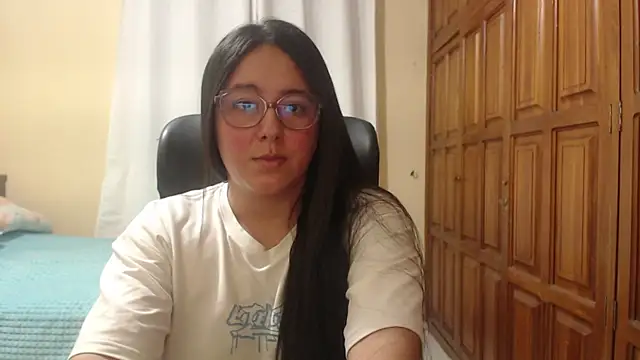 Snapshot of Venus_cat_ chatting on 07-29-26, 04:22 Venus cat online show from 07-29-26, 04:22