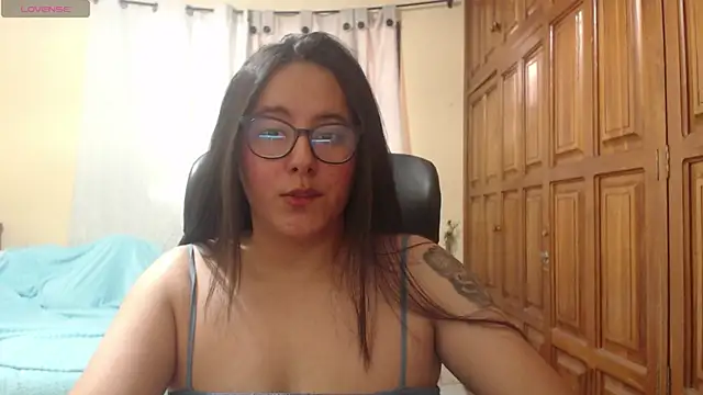 Snapshot of Venus_cat_ chatting on 06-25-26, 06:46 Venus cat online show from 06-25-26, 06:46