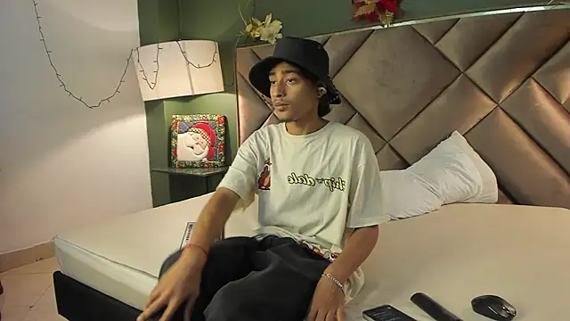 Snapshot of Dickie_Dicking chatting on 12-15-25, 10:26 Dickie Dicking online show from 12-15-25, 10:26