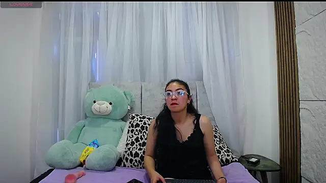 Snapshot of emy_brunette chatting on 10-09-25, 01:00 emy brunette online show from 10-09-25, 01:00