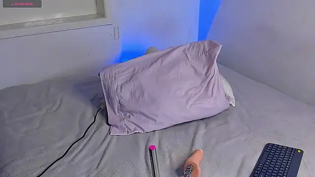 Snapshot of Alejarossi chatting on 02-12-26, 04:07 Alejarossi online show from 02-12-26, 04:07