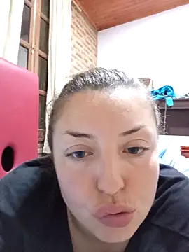 Snapshot of luu2020 chatting on 10-03-25, 03:30 luu2020 online show from 10-03-25, 03:30